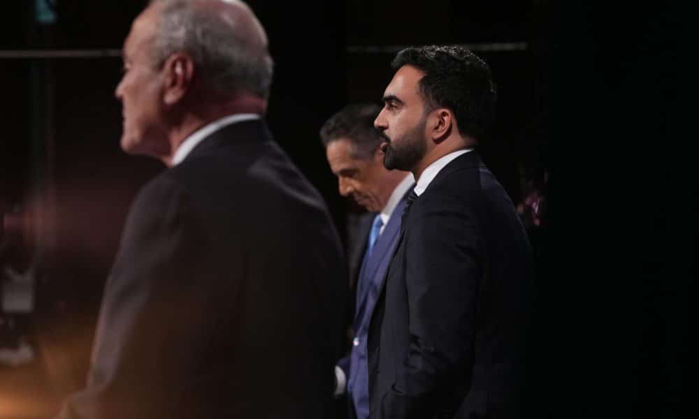 El candidato demócrata Zohran Mamdani participa en el segundo debate por la Alcaldía de la ciudad de Nueva York en el Centro de Artes Escénicas LaGuardia del LaGuardia Community College en Long Island City, Queens, Nueva York, EE. UU., el 22 de octubre de 2025.EFE/EPA/HIROKO MASUIKE //THE NEW YORK TIMES/POOL