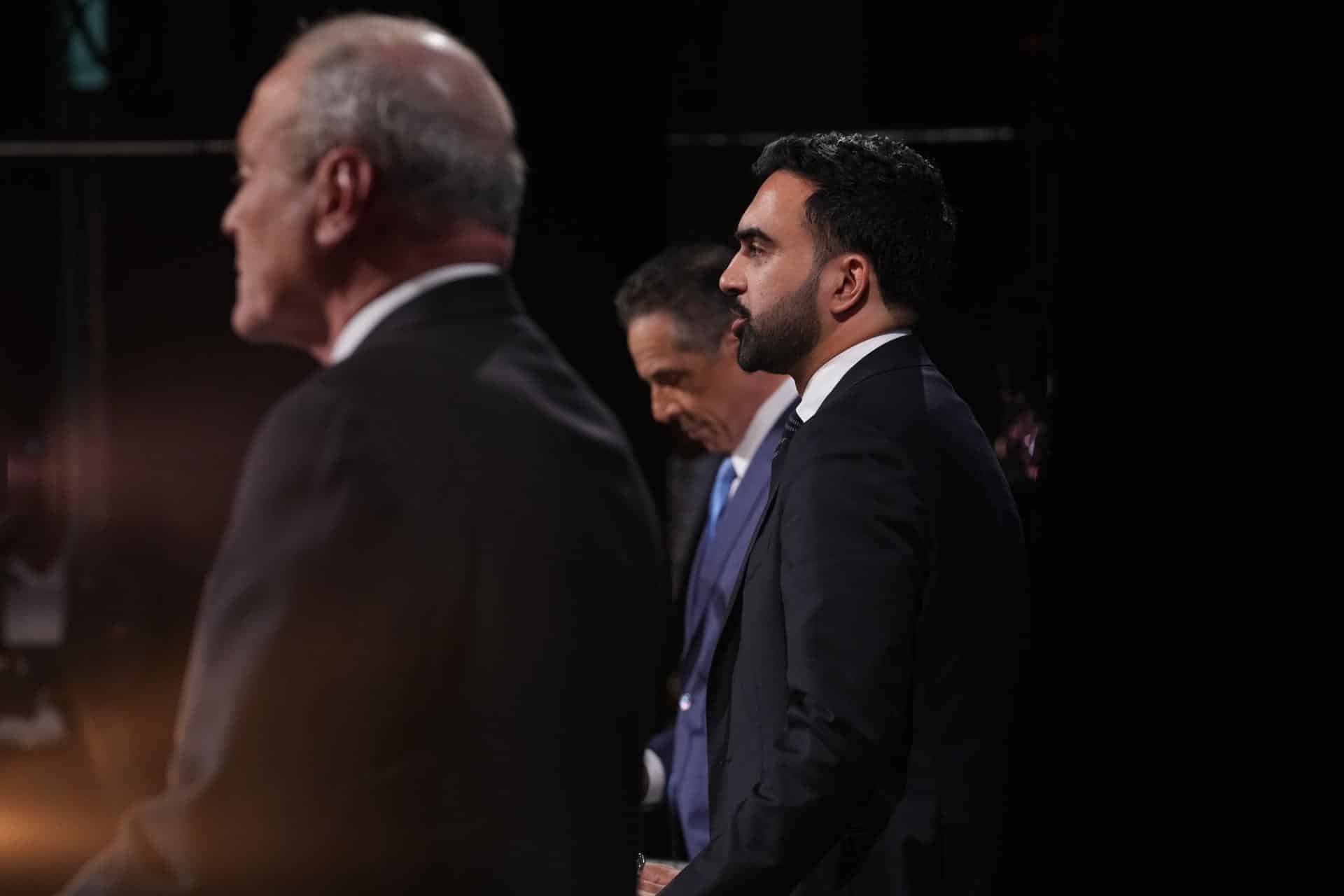 El candidato demócrata Zohran Mamdani participa en el segundo debate por la Alcaldía de la ciudad de Nueva York en el Centro de Artes Escénicas LaGuardia del LaGuardia Community College en Long Island City, Queens, Nueva York, EE. UU., el 22 de octubre de 2025.EFE/EPA/HIROKO MASUIKE //THE NEW YORK TIMES/POOL
