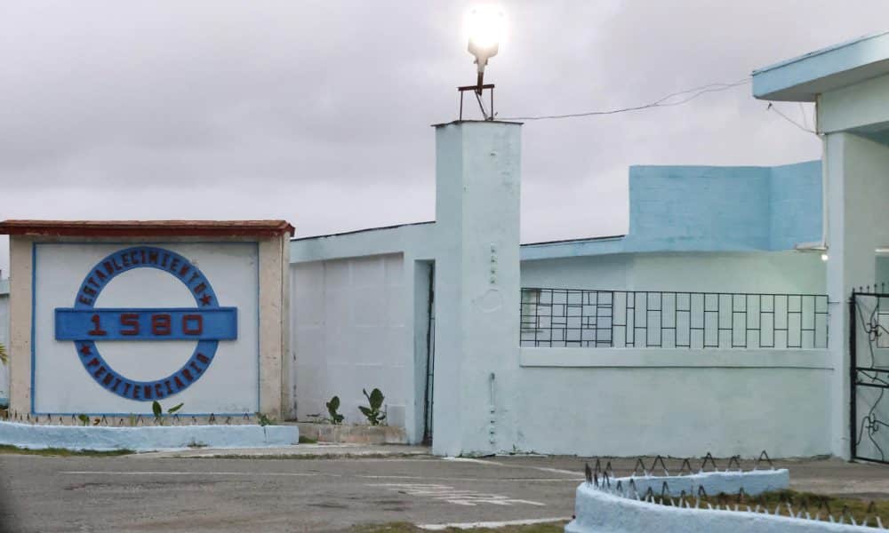 Fotografía donde se observa la entrada de la prisión 1580 en La Habana (Cuba). Fotografía de archivo. EFE/ Ernesto Mastrascusa