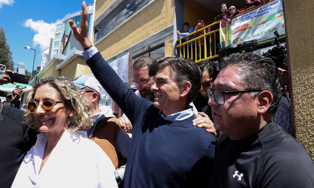 El candidato a la Presidencia de Bolivia por el Partido Demócrata Cristiano (PDC), Rodrigo Paz (c), saluda a simpatizantes este domingo, en la segunda vuelta electoral, en La Paz (Bolivia). EFE/ Luis Gandarillas