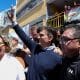 El candidato a la Presidencia de Bolivia por el Partido Demócrata Cristiano (PDC), Rodrigo Paz (c), saluda a simpatizantes este domingo, en la segunda vuelta electoral, en La Paz (Bolivia). EFE/ Luis Gandarillas
