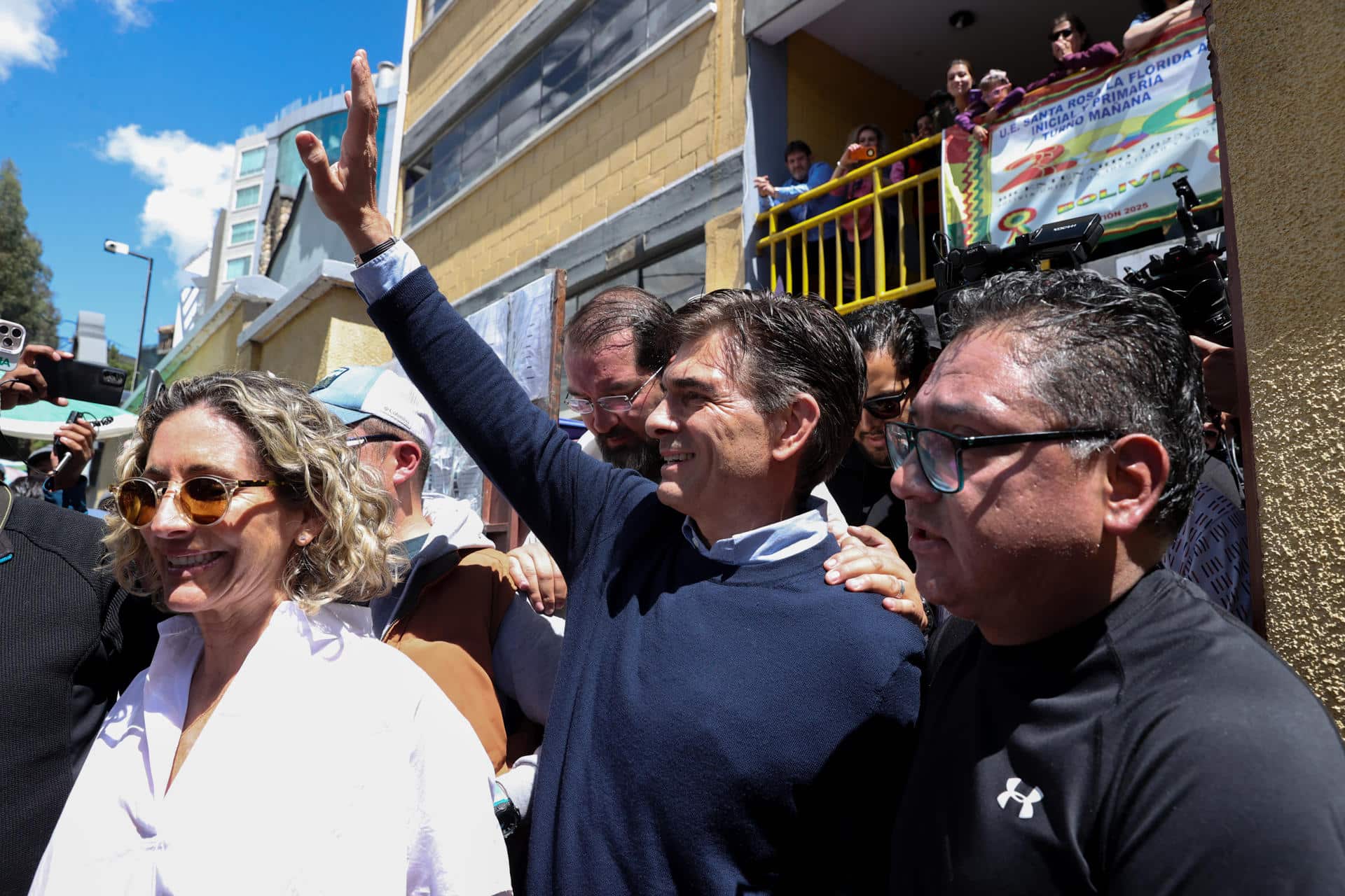 El candidato a la Presidencia de Bolivia por el Partido Demócrata Cristiano (PDC), Rodrigo Paz (c), saluda a simpatizantes este domingo, en la segunda vuelta electoral, en La Paz (Bolivia). EFE/ Luis Gandarillas