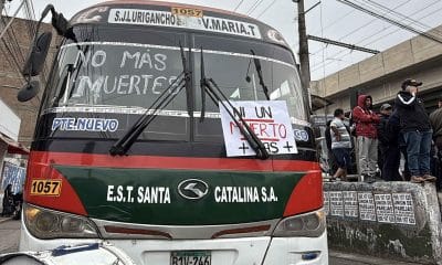 Fotografía que muestra un bus estacionado durante una protesta este lunes, en Lima (Perú). EFE/ Mikahil Huacán