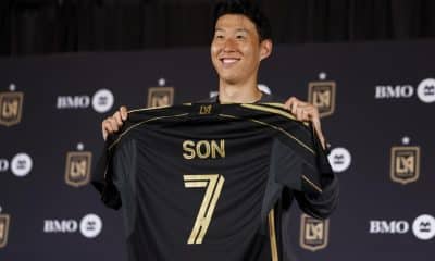 La estrella del fútbol surcoreano Son Heung-min sostiene la camiseta de Los Angeles Football Club (LAFC), durante su presentación como jugador del club de la MLS. EFE/EPA/CAROLINE BREHMAN