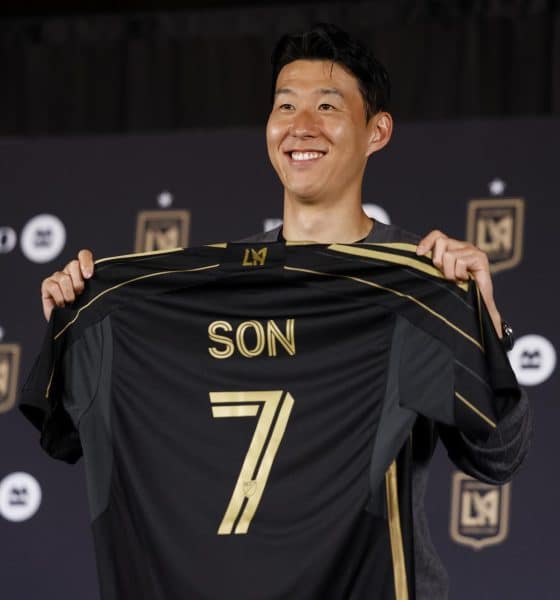 La estrella del fútbol surcoreano Son Heung-min sostiene la camiseta de Los Angeles Football Club (LAFC), durante su presentación como jugador del club de la MLS. EFE/EPA/CAROLINE BREHMAN