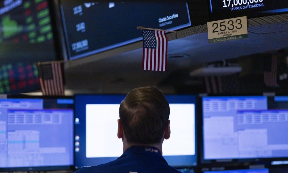 Fotografía de archivo de un trabajador en la Bolsa de Nueva York(EE.UU.). EFE/EPA/JUSTIN LANE