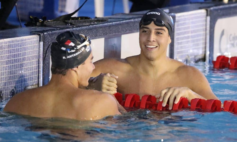 Los panameños Tyler Christianson (d) y Raúl Antadillas (i) se adjudicaron este sábado las medallas de oro y plata en la final de los 100 metros braza de los Juegos Centroamericanos que transcurren en Guatemala. EFE/ Fernando Ruiz