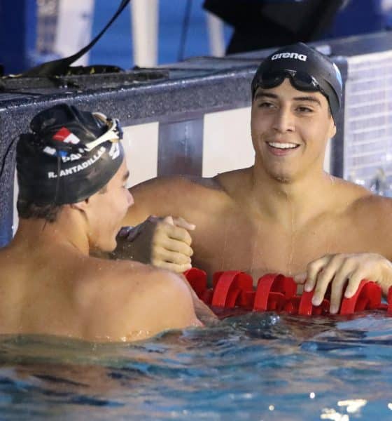 Los panameños Tyler Christianson (d) y Raúl Antadillas (i) se adjudicaron este sábado las medallas de oro y plata en la final de los 100 metros braza de los Juegos Centroamericanos que transcurren en Guatemala. EFE/ Fernando Ruiz