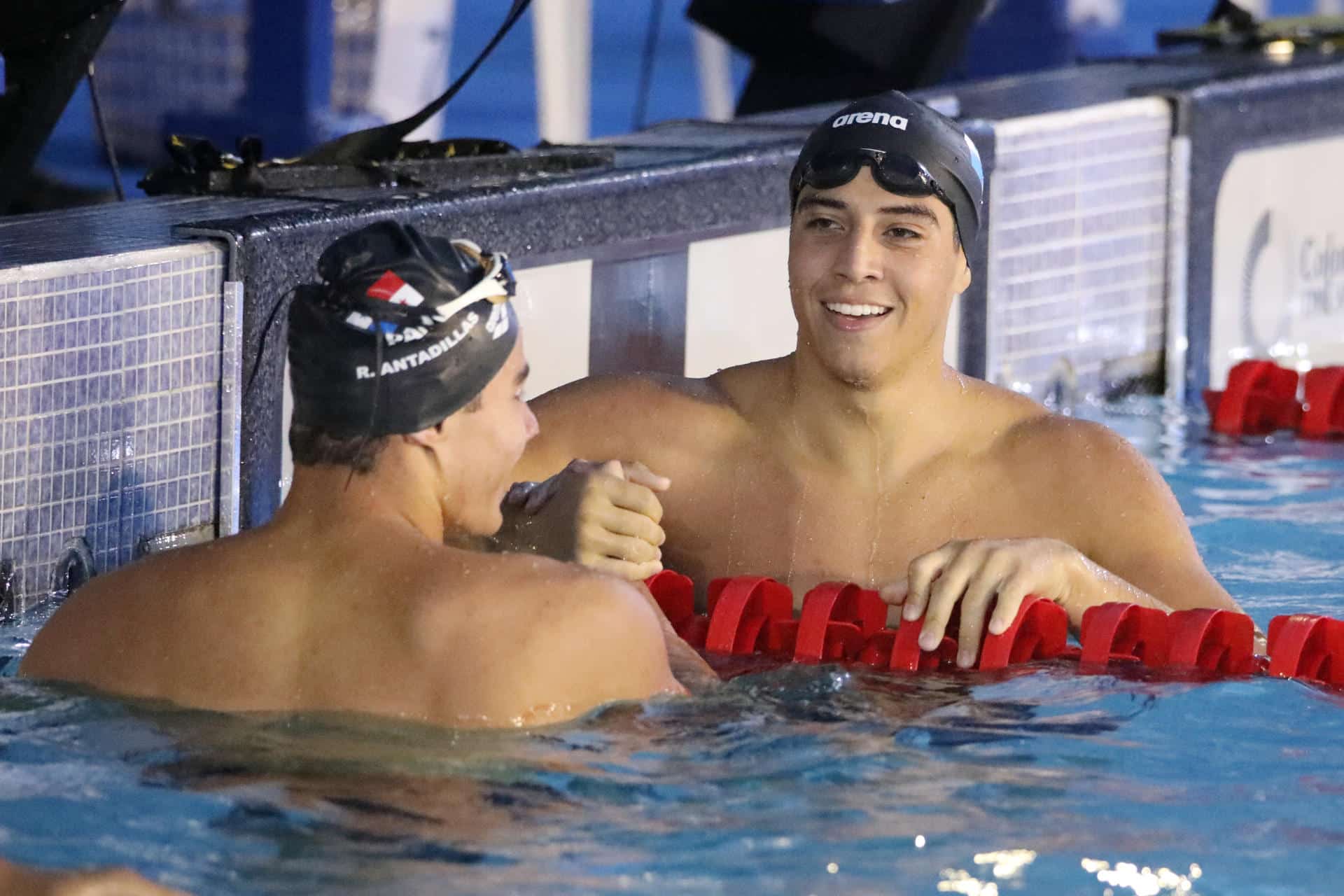 Los panameños Tyler Christianson (d) y Raúl Antadillas (i) se adjudicaron este sábado las medallas de oro y plata en la final de los 100 metros braza de los Juegos Centroamericanos que transcurren en Guatemala. EFE/ Fernando Ruiz
