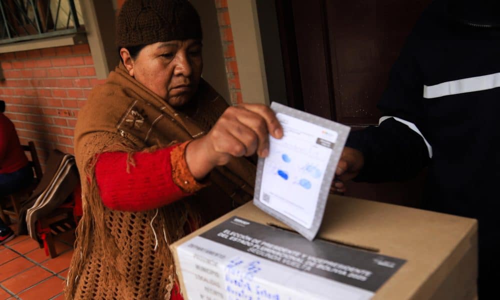 Una mujer vota este domingo, en la segunda vuelta electoral para escoger presidente y vicepresidente, en La paz (Bolivia). EFE/ Gabriel Márquez
