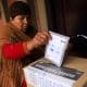 Una mujer vota este domingo, en la segunda vuelta electoral para escoger presidente y vicepresidente, en La paz (Bolivia). EFE/ Gabriel Márquez
