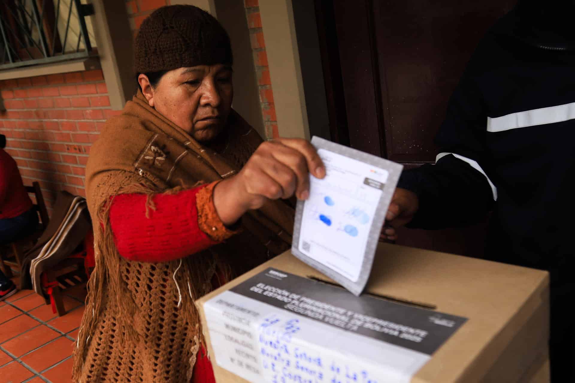 Una mujer vota este domingo, en la segunda vuelta electoral para escoger presidente y vicepresidente, en La paz (Bolivia). EFE/ Gabriel Márquez