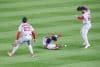Los jugadores de los Boston Red Sox fallan en la captura de la bola este jueves durante el tercer juego de la Serie de Comodines de la Liga Americana de MLB contra los Yanquis de New York. EFE/EPA/SARAH YENESEL
