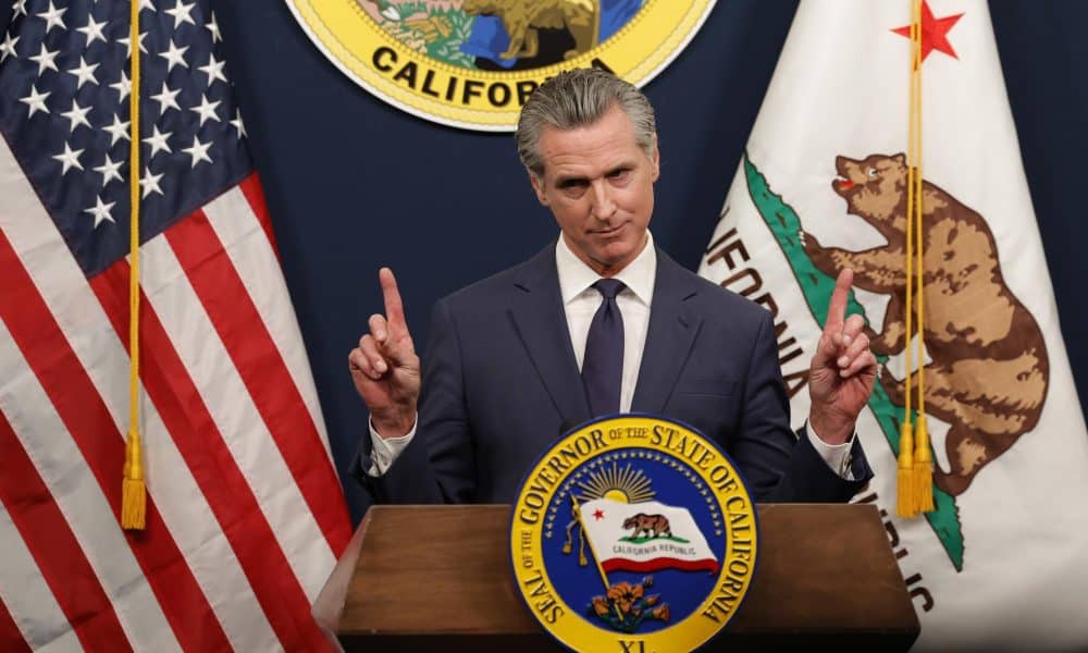 Fotografía de archivo del gobernador del estado de California, Gavin Newsom, durante una conferencia de prensa, en Sacramento (CA, EE.UU.). EFE/John G. Mabanglo