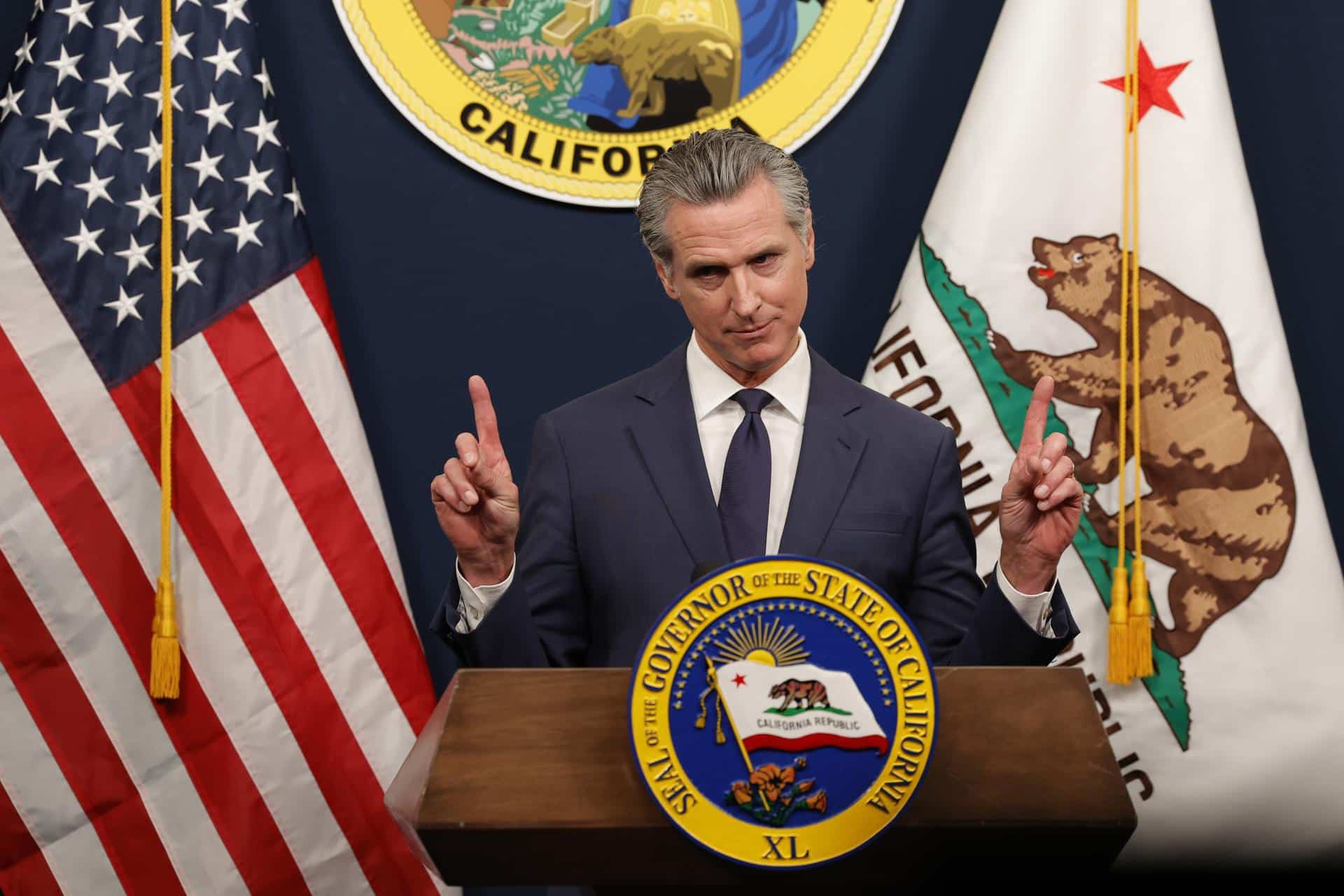 Fotografía de archivo del gobernador del estado de California, Gavin Newsom, durante una conferencia de prensa, en Sacramento (CA, EE.UU.). EFE/John G. Mabanglo