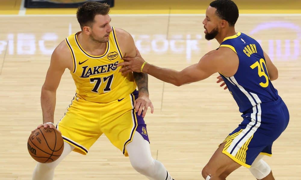 El escolta de Los Angeles Lakers Luka Doncic, con el balón, es defendido por el base de los Golden State Warriors, Stephen Curry (d), durante el partido que enfrentó a ambos conjuntos en Los Ángeles, California. EFE/EPA/ALLISON DINNER SHUTTERSTOCK OUT