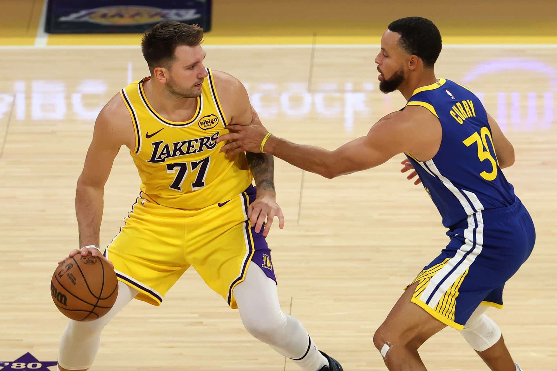 El escolta de Los Angeles Lakers Luka Doncic, con el balón, es defendido por el base de los Golden State Warriors, Stephen Curry (d), durante el partido que enfrentó a ambos conjuntos en Los Ángeles, California. EFE/EPA/ALLISON DINNER SHUTTERSTOCK OUT