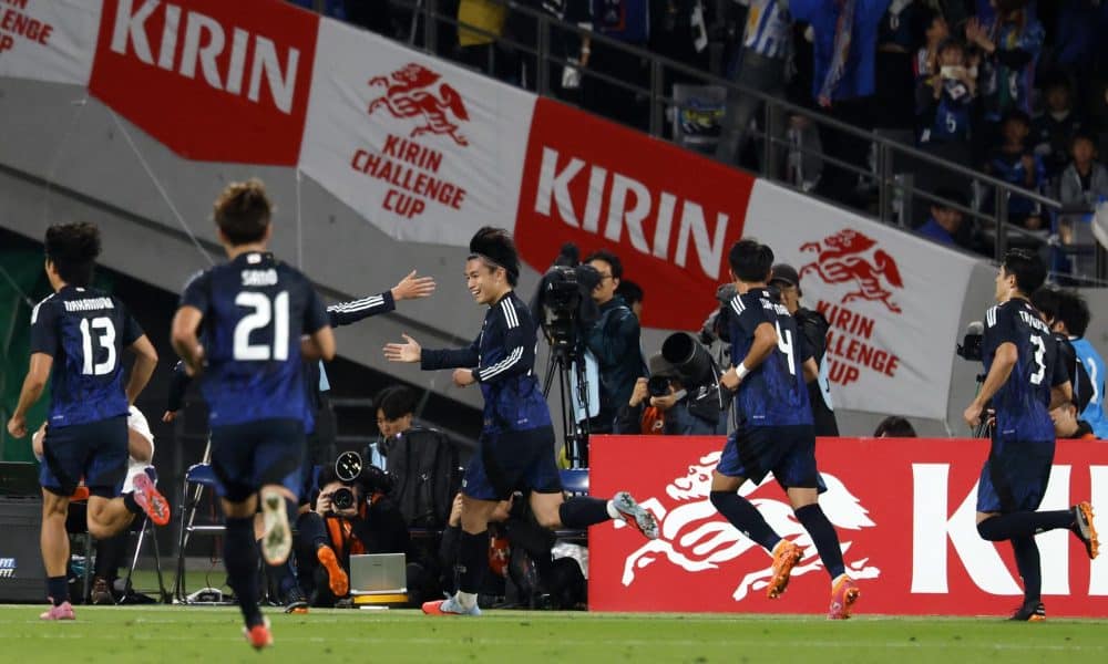 El jugador japonés Ayase Ueda (c) celebra un gol durante el partido amistoso que han jugado Japón y Brasil en Tokil Japón. EFE/EPA/FRANCK ROBICHON
