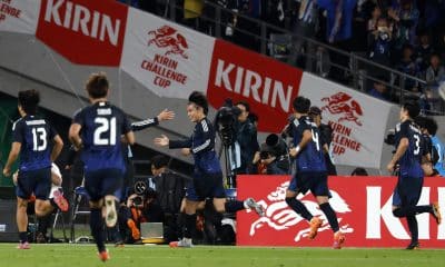 El jugador japonés Ayase Ueda (c) celebra un gol durante el partido amistoso que han jugado Japón y Brasil en Tokil Japón. EFE/EPA/FRANCK ROBICHON