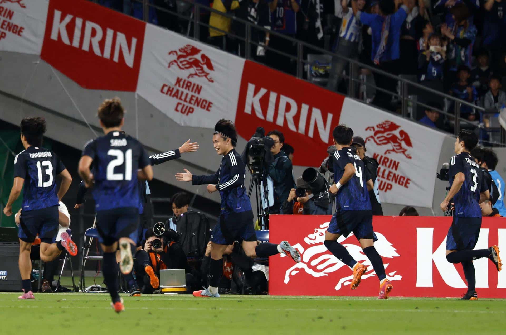 El jugador japonés Ayase Ueda (c) celebra un gol durante el partido amistoso que han jugado Japón y Brasil en Tokil Japón. EFE/EPA/FRANCK ROBICHON