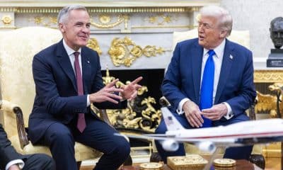 Fotografía de archivo del presidente de Estados Unidos, Donald Trump (d) y el primer ministro de Canadá Mark Carney (i). EFE/EPA/SHAWN THEW / POOL