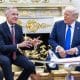 Fotografía de archivo del presidente de Estados Unidos, Donald Trump (d) y el primer ministro de Canadá Mark Carney (i). EFE/EPA/SHAWN THEW / POOL