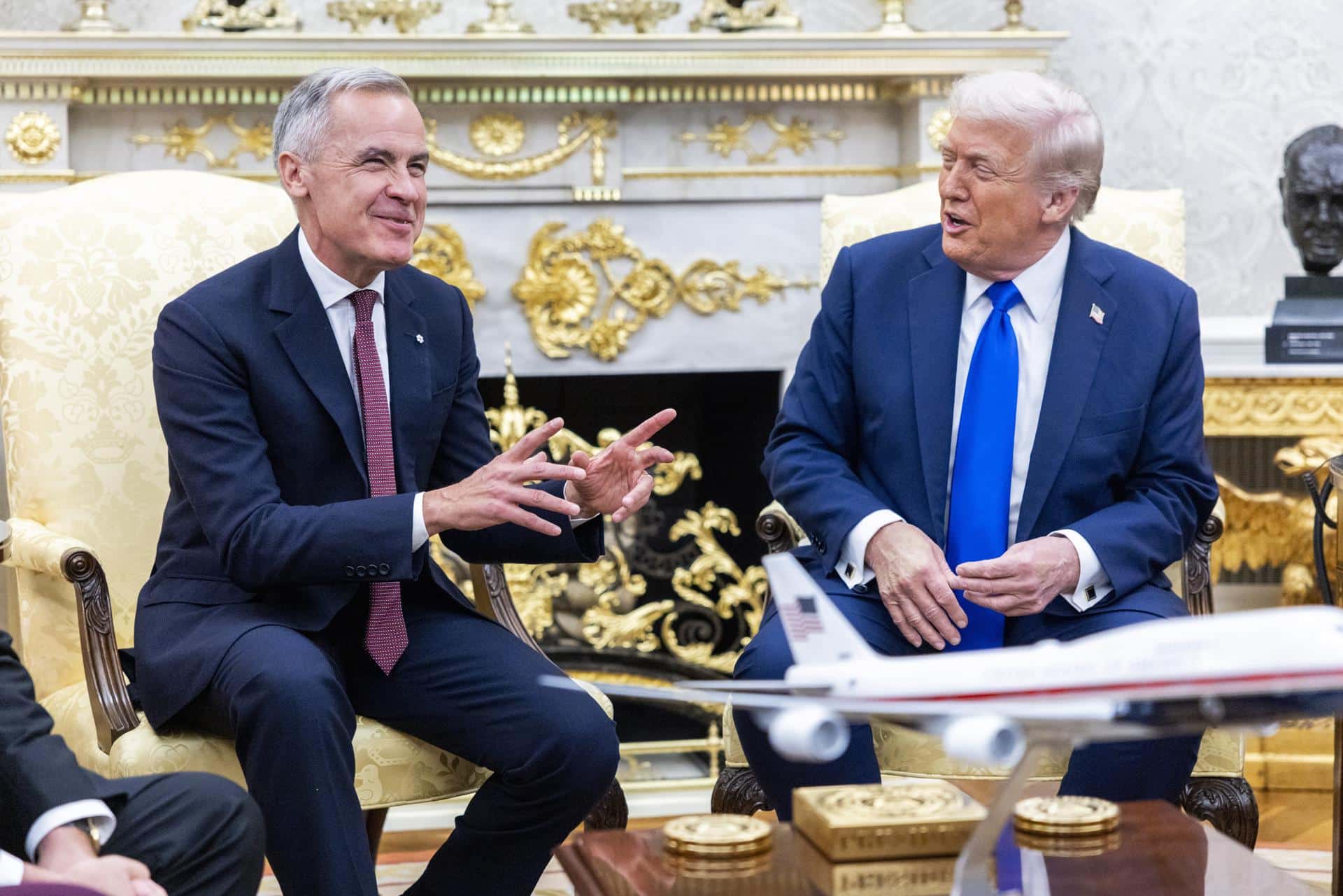 Fotografía de archivo del presidente de Estados Unidos, Donald Trump (d) y el primer ministro de Canadá Mark Carney (i). EFE/EPA/SHAWN THEW / POOL