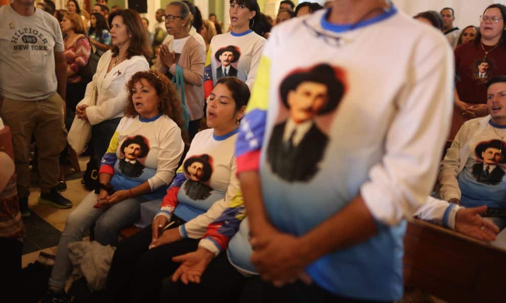 Fieles con camisetas con la imagen del médico José Gregorio Hernández rezaban en la Iglesia de la Candelaria este sábado, en Caracas (Venezuela) esperando su canonización y la de Carmen Rendiles, primeros santos del país. EFE/ Miguel Gutiérrez