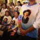 Fieles con camisetas con la imagen del médico José Gregorio Hernández rezaban en la Iglesia de la Candelaria este sábado, en Caracas (Venezuela) esperando su canonización y la de Carmen Rendiles, primeros santos del país. EFE/ Miguel Gutiérrez