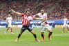 Teun Wilke (izq.) del Guadalajara disputa el balón con Matheus Doria, del Atlas, este sábado durante un partido de la Liga MX en el Estadio Akron (México). EFE/ Francisco Guasco
