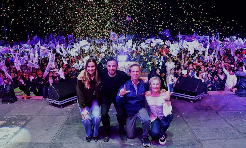 El candidato a la Presidencia de Bolivia Jorge Tuto Quiroga (c-d) participa junto al candidato a la Vicepresidencia Juan Pablo Velasco (c-i) en el cierre de campaña del partido Alianza Libre este lunes, en Cochabamba (Bolivia). EFE/Jorge Ábrego