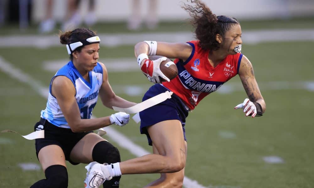 Tatiana Dos Santos (d), de Panamá, disputa el balón con Alejandra Castañeda, de Guatemala, durante la final del Fútbol Bandera femenino de los Juegos Centroamericanos en el estadio Emilio Royo en Ciudad de Panamá (Panamá). EFE/ Bienvenido Velasco