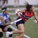 Tatiana Dos Santos (d), de Panamá, disputa el balón con Alejandra Castañeda, de Guatemala, durante la final del Fútbol Bandera femenino de los Juegos Centroamericanos en el estadio Emilio Royo en Ciudad de Panamá (Panamá). EFE/ Bienvenido Velasco