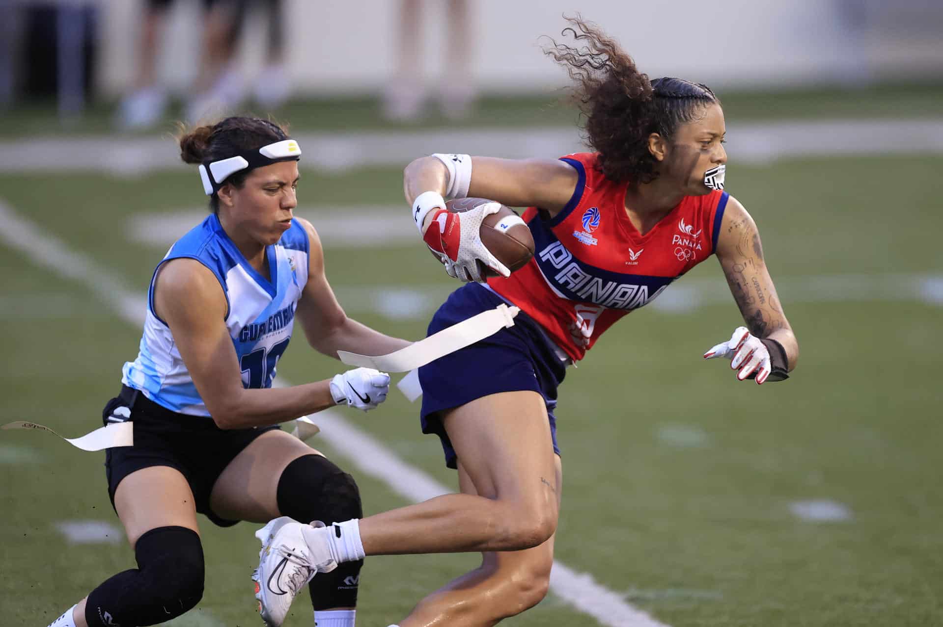 Tatiana Dos Santos (d), de Panamá, disputa el balón con Alejandra Castañeda, de Guatemala, durante la final del Fútbol Bandera femenino de los Juegos Centroamericanos en el estadio Emilio Royo en Ciudad de Panamá (Panamá). EFE/ Bienvenido Velasco