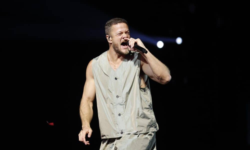 El vocalista de la banda estadounidense Imagine Dragons, Dan Reynolds, canta durante un concierto este viernes, en el escenario Vive Claro, en Bogotá (Colombia). EFE/ Mauricio Dueñas Castañeda