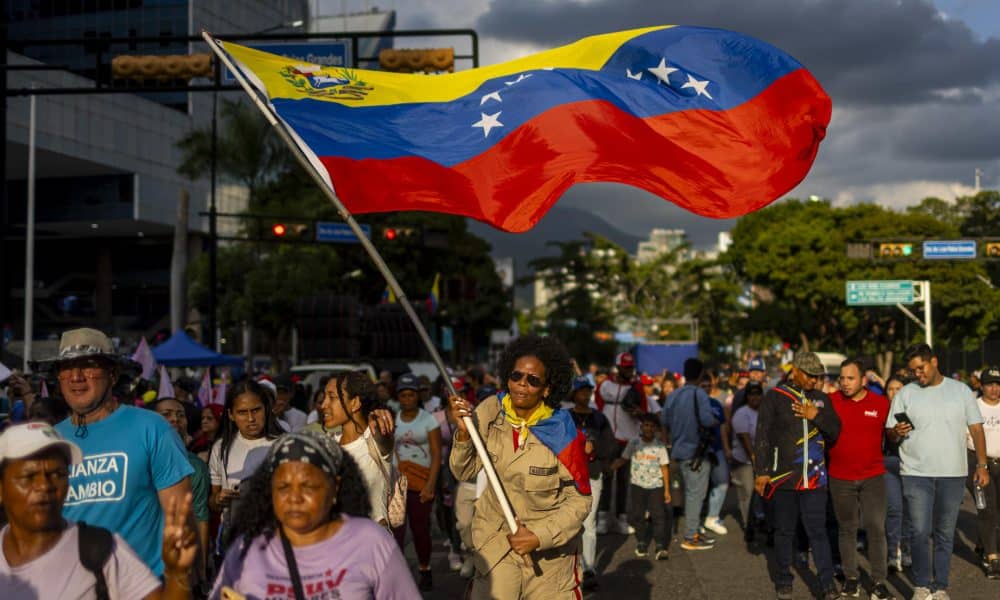 Fotografíua de archivo de una persona con una bandera en Caracas (Venezuela). EFE/ Miguel Gutiérrez