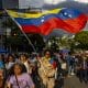 Fotografíua de archivo de una persona con una bandera en Caracas (Venezuela). EFE/ Miguel Gutiérrez