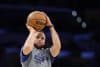 El base de los Golden State Warriors Stephen Curry hace calentamiento antes de la primera mitad del partido de la NBA ante Los Angeles Lakers. EFE/EPA/ALLISON DINNER
