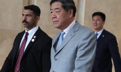Kuala Lumpur (Malaysia), 25/10/2025.- Chinese Vice Premier He Lifeng leaves a hotel during ongoing trade talks between the United States and China, in Kuala Lumpur, Malaysia, 25 October 2025, on the sidelines of the 47th Asean Summit and Related Summits. (Malasia, Estados Unidos) EFE/EPA/HOW HWEE YOUNG