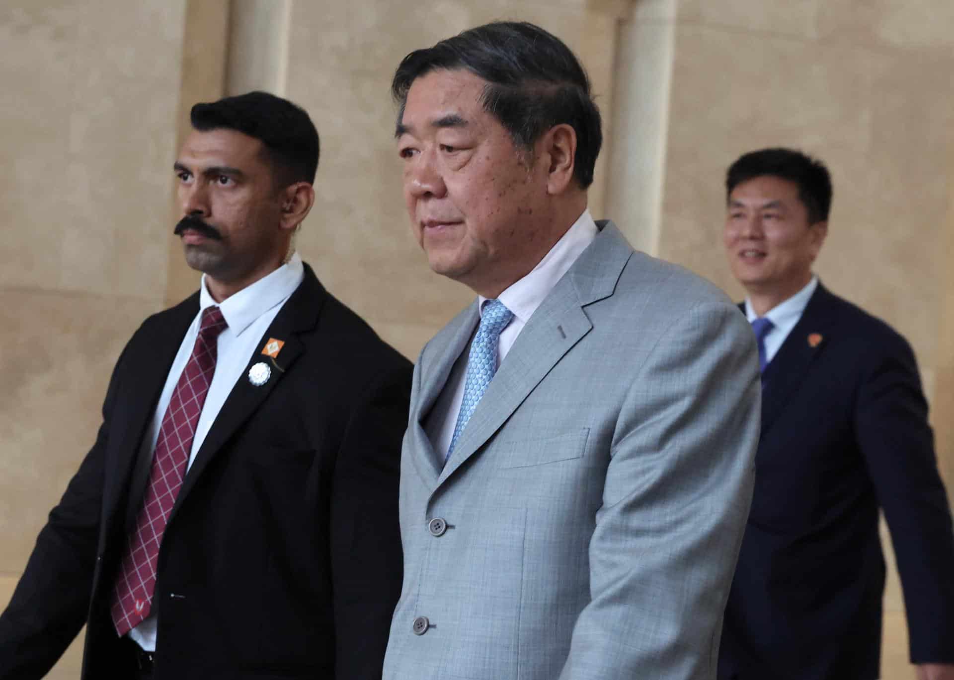Kuala Lumpur (Malaysia), 25/10/2025.- Chinese Vice Premier He Lifeng leaves a hotel during ongoing trade talks between the United States and China, in Kuala Lumpur, Malaysia, 25 October 2025, on the sidelines of the 47th Asean Summit and Related Summits. (Malasia, Estados Unidos) EFE/EPA/HOW HWEE YOUNG