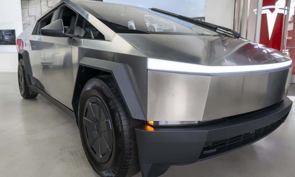 Fotografia de un vehículo modelo Cybertruck del fabricante Tesla este lunes, en el distrito de Manhattan en Nueva York (Estados Unidos). EFE/Angel Colmenares