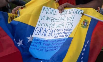 Fotografía de archivo, tomada en marzo de 2021, del detalle de un letrero sobre una bandera de Venezuela, en el que migrantes venezolanos celebraban la concesión del estatus de protección temporal (TPS) para más de trescientos mil de sus connacionales en Estados Unidos, en la ciudad de Doral (FL, EE.UU.). EFE/Cristóbal Herrera