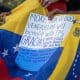 Fotografía de archivo, tomada en marzo de 2021, del detalle de un letrero sobre una bandera de Venezuela, en el que migrantes venezolanos celebraban la concesión del estatus de protección temporal (TPS) para más de trescientos mil de sus connacionales en Estados Unidos, en la ciudad de Doral (FL, EE.UU.). EFE/Cristóbal Herrera