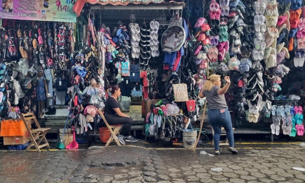 Un par de comerciantes fue captado este miércoles, 15 de octubre, en Managua (Nicaragua). EFE/STR