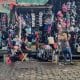 Un par de comerciantes fue captado este miércoles, 15 de octubre, en Managua (Nicaragua). EFE/STR