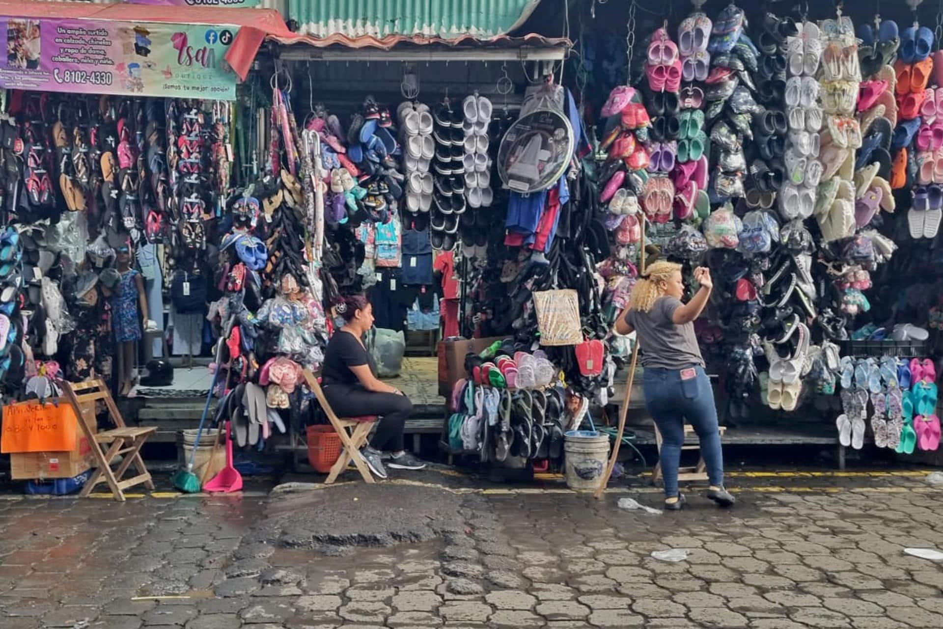 Un par de comerciantes fue captado este miércoles, 15 de octubre, en Managua (Nicaragua). EFE/STR