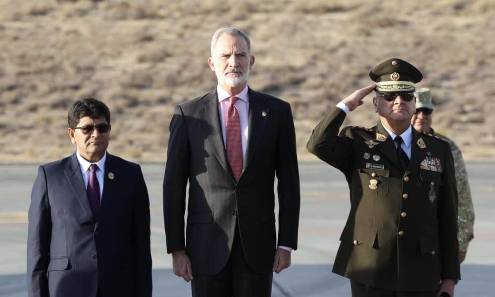 Fotografía cedida por Casa de Su Majestad el Rey que muestra al rey Felipe VI (c) a su llegada al aeropuerto internacional Alfredo Rodríguez Ballón este martes, en Arequipa (Perú). EFE/ Casa de Su Majestad el Rey