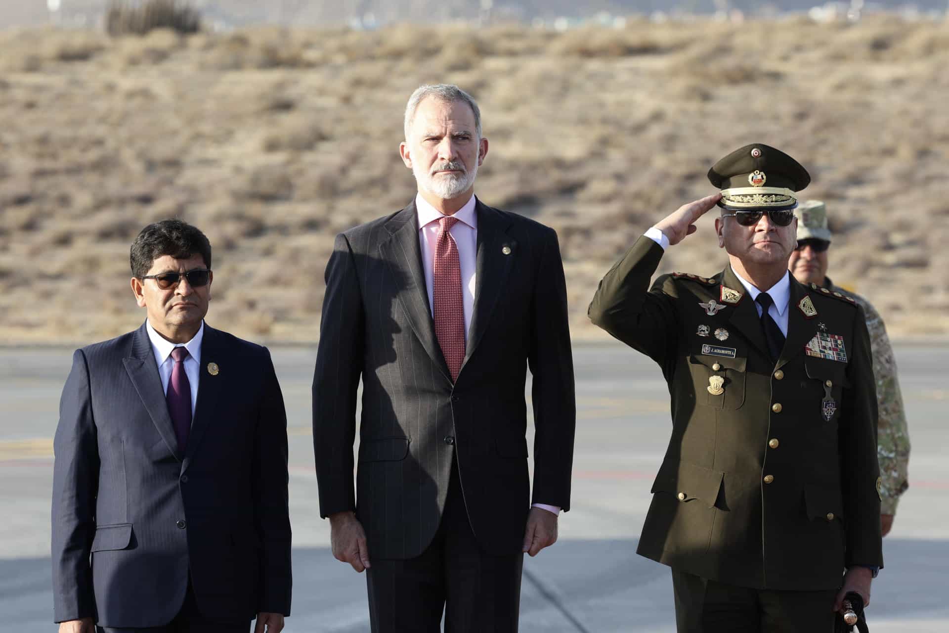 Fotografía cedida por Casa de Su Majestad el Rey que muestra al rey Felipe VI (c) a su llegada al aeropuerto internacional Alfredo Rodríguez Ballón este martes, en Arequipa (Perú). EFE/ Casa de Su Majestad el Rey