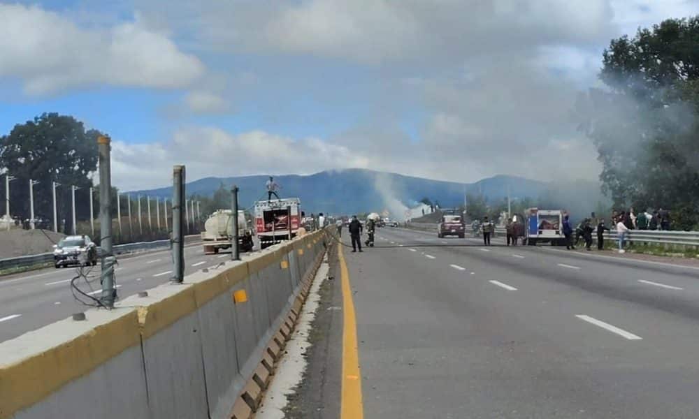 Servicios de emergencia llegan al lugar del accidente de un camión con diésel este sábado, en el municipio de Santa Rita Tlahuapan, en Puebla (México). EFE/Hilda Ríos