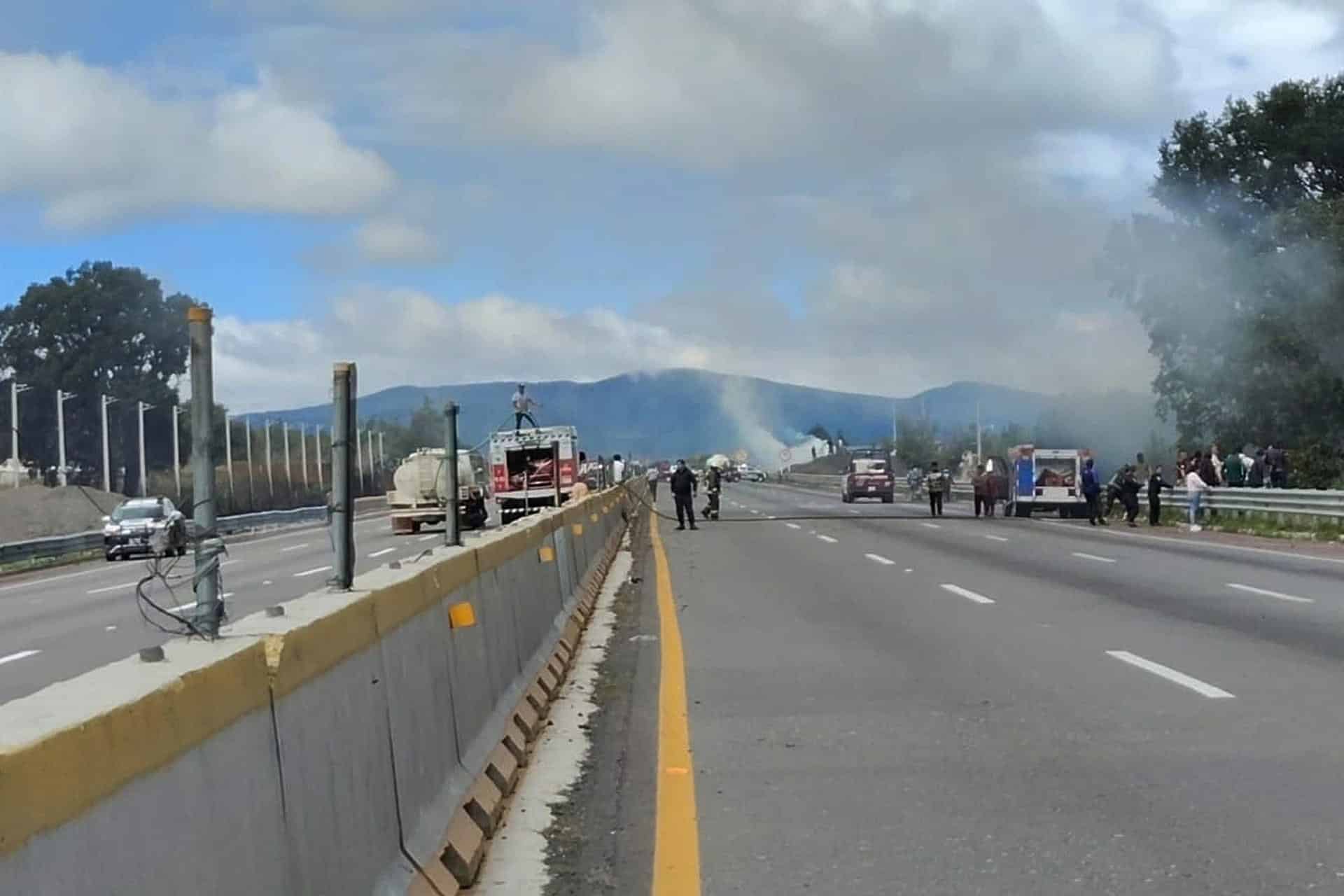 Servicios de emergencia llegan al lugar del accidente de un camión con diésel este sábado, en el municipio de Santa Rita Tlahuapan, en Puebla (México). EFE/Hilda Ríos